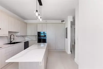 300 S Pointe Dr #907, Miami Beach, FL 33139 - Photo 13