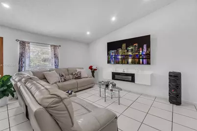 2590 SE 7th Pl, Homestead, FL 33033 - Photo 11