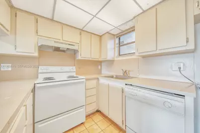 8290 Lake Dr #236, Doral, FL 33166 - Photo 21