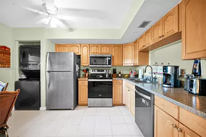 1101 Colony Point Cir #422, Pembroke Pines, FL 33026 - Photo 7