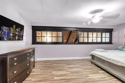 10911 N Lakeview Dr, Pembroke Pines, FL 33026 - Photo 13