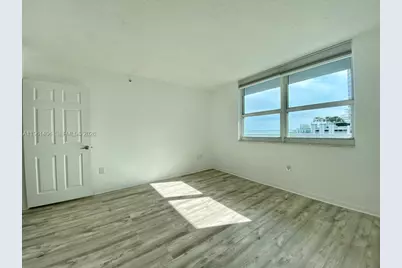 1155 Brickell Bay Dr #607, Miami, FL 33131 - Photo 9