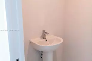 2555 NE 193rd St, Miami, FL 33180 - Photo 17