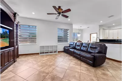 18091 NW 87th Ct, Hialeah, FL 33018 - Photo 13