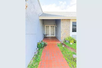 9425 NW 46th St, Sunrise, FL 33351 - Photo 5