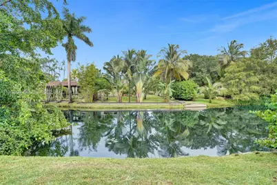 470 Petersburg Ter, Plantation, FL 33325 - Photo 23