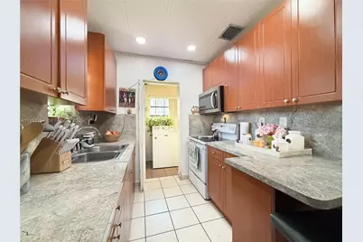 8891 SW 28th St, Miami, FL 33165 - Photo 5