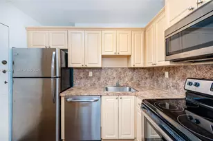 2899 Collins Ave, Miami Beach, FL 33140 - Photo 9