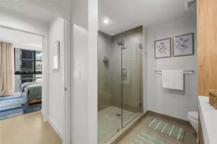 11 NE 6th St, Miami, FL 33132 - Photo 17