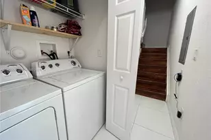 10012 NW 7th St, Miami, FL 33172 - Photo 13