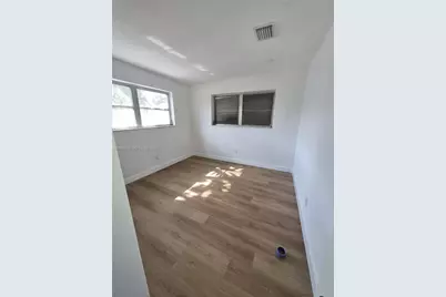 1711 NW 27th Ter, Fort Lauderdale, FL 33311 - Photo 17