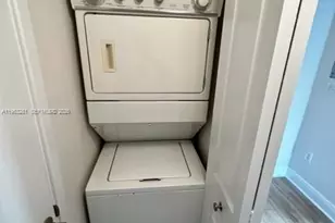 170 SE 14th St, Miami, FL 33131 - Photo 9