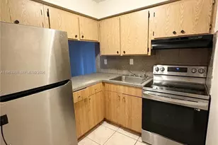 813 SW 10th St, Hallandale Beach, FL 33009 - Photo 3