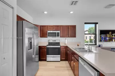 9393 W 33rd Way, Hialeah, FL 33018 - Photo 9