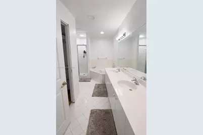 5724 NW 112th Pl #5724, Doral, FL 33178 - Photo 9