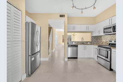 60 Key West Ct #60, Weston, FL 33326 - Photo 9