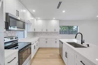 17887 78th Pl, Hialeah, FL 33015 - Photo 7