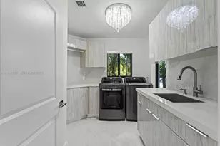 6180 Pine Tree Dr, Miami Beach, FL 33140 - Photo 27