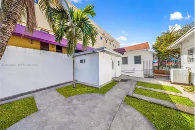 1342 NW 1st St, Miami, FL 33125 - Photo 13