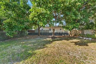 555 NW 94th St #Front, Miami, FL 33150 - Photo 25