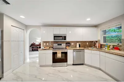 10880 NW 58th Ter, Doral, FL 33178 - Photo 15