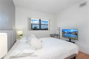 8885 Fontainebleau Blvd, Miami, FL 33172 - Photo 13