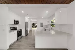 30 SW 7th St, Hallandale Beach, FL 33009 - Photo 9