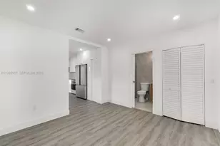 30 SW 7th St, Hallandale Beach, FL 33009 - Photo 13