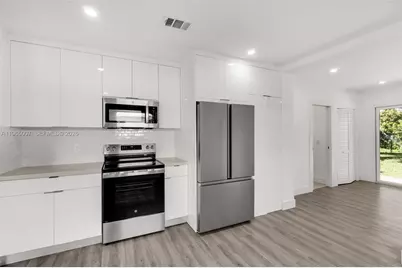 30 SW 7th St, Hallandale Beach, FL 33009 - Photo 11