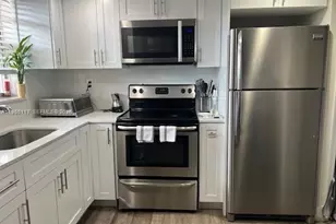 8897 Fontainebleau Blvd, Miami, FL 33172 - Photo 5