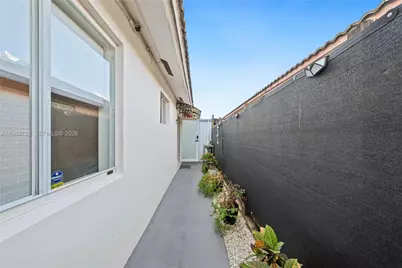 10095 NW 127th St, Hialeah Gardens, FL 33018 - Photo 7