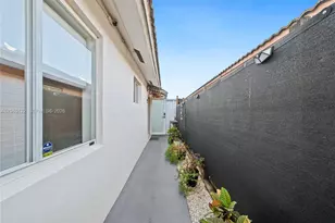 10095 NW 127th St, Hialeah Gardens, FL 33018 - Photo 7