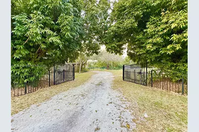 1621 SW 117th Ave, Davie, FL 33325 - Photo 3