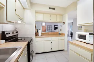 927 NE 199th St, Miami, FL 33179 - Photo 9