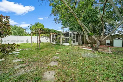 136 Cayman Dr, Palm Springs, FL 33461 - Photo 19