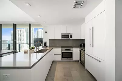 68 SE 6th St #1201, Miami, FL 33131 - Photo 3