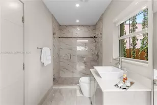 221 NE 44th St, Miami, FL 33137 - Photo 31