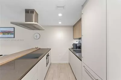 1000 Brickell Plz #4605, Miami, FL 33131 - Photo 3