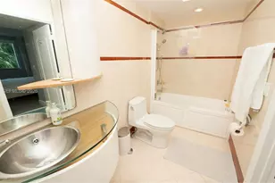 110 Washington Ave, Miami Beach, FL 33139 - Photo 9