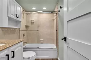 9340 Lagoon Pl, Davie, FL 33324 - Photo 23