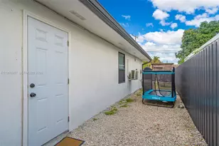 411 N 61st Ave, Hollywood, FL 33024 - Photo 11