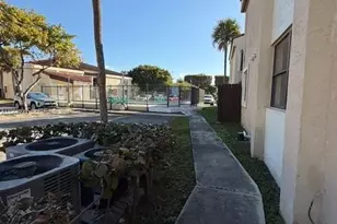 660 W Park Dr, Miami, FL 33172 - Photo 17