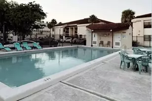 660 W Park Dr, Miami, FL 33172 - Photo 23