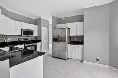 10755 SW 17th Pl, Davie, FL 33324 - Photo 13