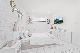 8865 NW 110th St, Hialeah Gardens, FL 33018 - Photo 15