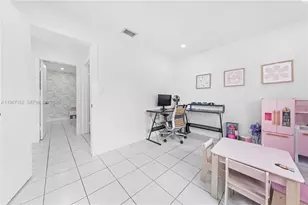 8865 NW 110th St, Hialeah Gardens, FL 33018 - Photo 17