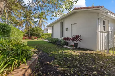 1774 Harbor Pointe Circle, Weston, FL 33327 - Photo 11