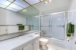 301 NE 14th Ave, Hallandale Beach, FL 33009 - Photo 17