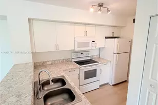 11165 SW 6th St, Pembroke Pines, FL 33025 - Photo 5