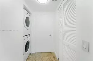 41 SE 5th St, Miami, FL 33131 - Photo 13